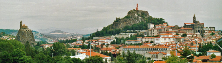 Panorama von Le Puy-en-Velay mit Kathedrale (r.) und Saint-Michel d’Aiguilhe (l.)