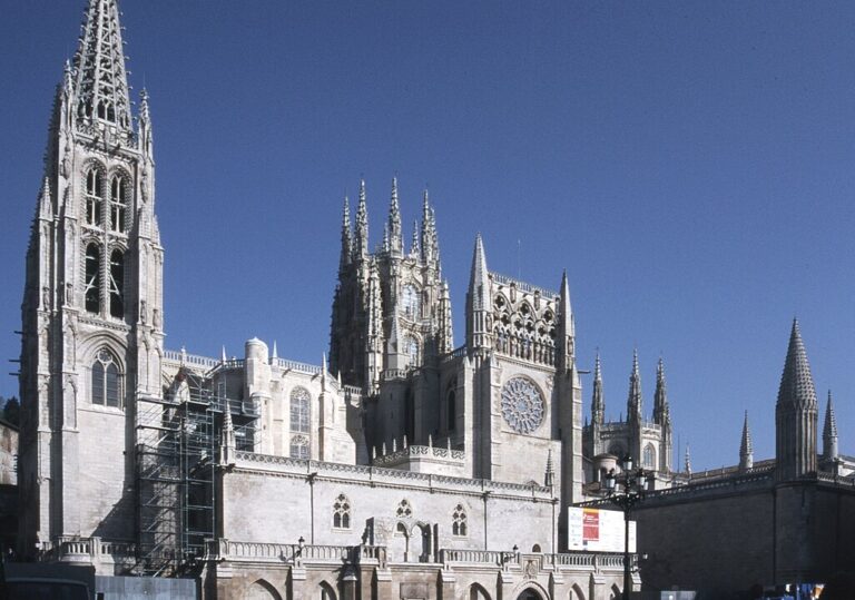 1026px-Burgos_Kathedrale_Außen_April_2003_ShiftN