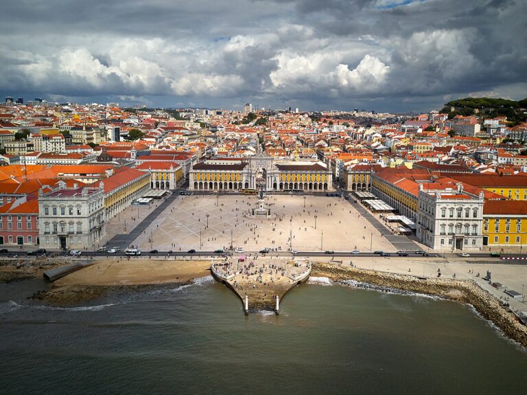 Lisbon_main_square_(36622604910)